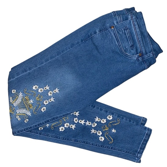 Venus Women’s Skinny Jeans with Embroidered Embellishments Med BLU Wash Size 6 - Picture 3 of 5